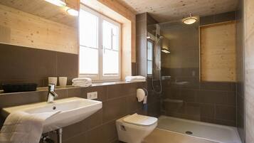 Chambre Double Confort, 1 lit double | Salle de bain | Douche, sèche-cheveux, serviettes fournies