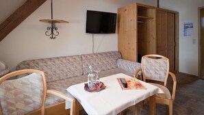 Chambre Double | Salle de séjour | Télévision