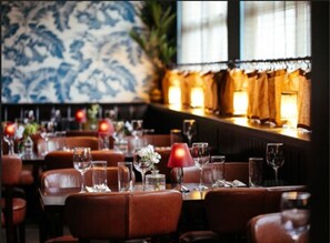 2 restaurants; breakfast, lunch and dinner served 