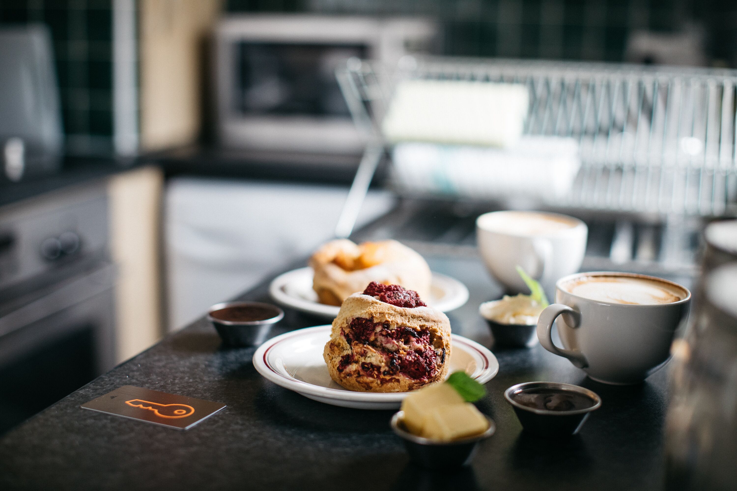 Una colazione con dolci, caffè e condimenti su un tavolo.