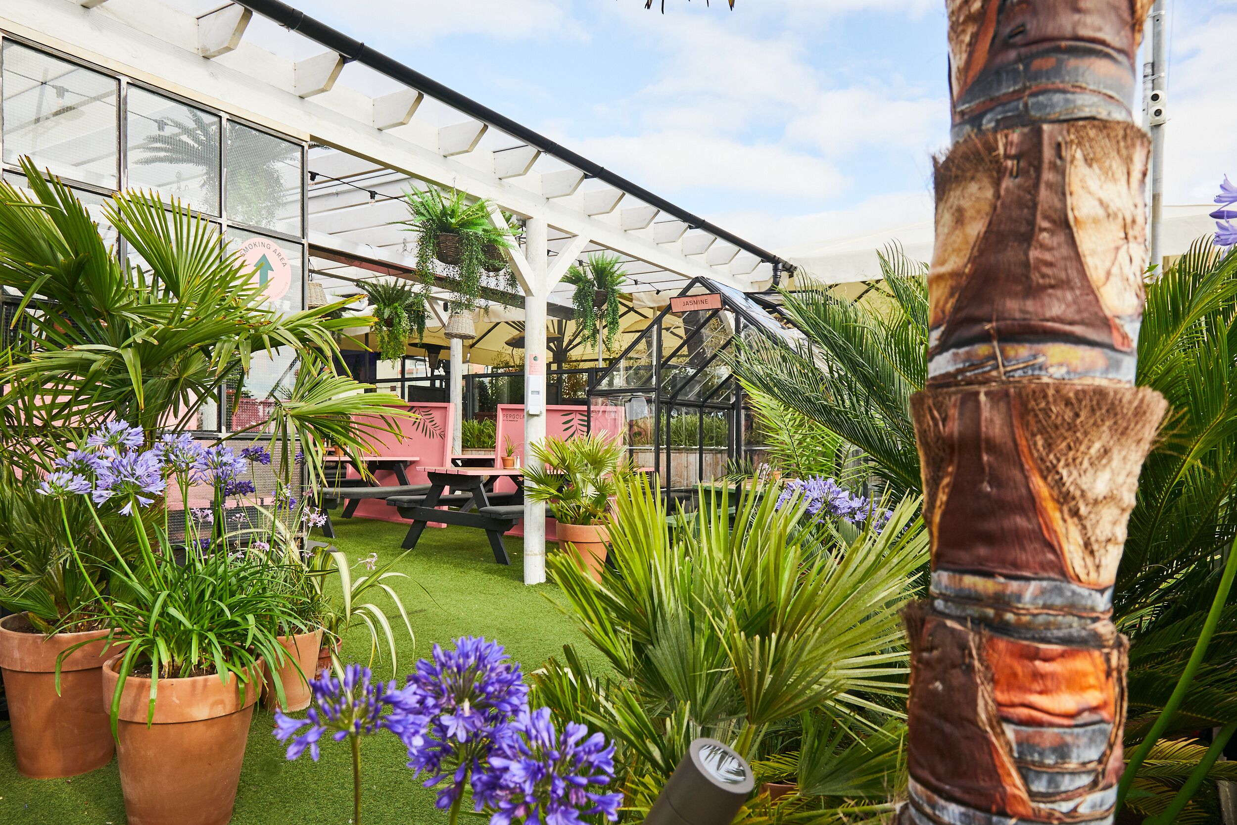 2 restaurants, breakfast served