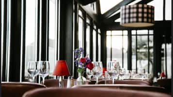 2 restaurantes; se sirven desayunos