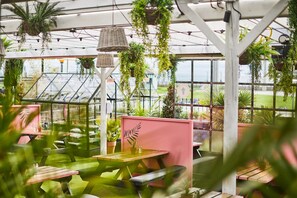 2 restauranter: frokost, lunsj og middag serveres