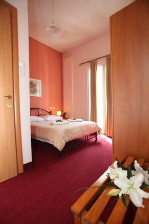 Pillow-top beds, in-room safe, blackout curtains, soundproofing - Emporikon (Thessaloniki)