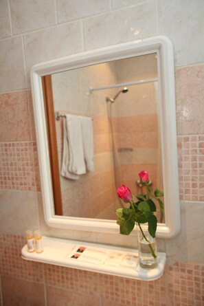 Shower, free toiletries, hair dryer, towels - Emporikon (Thessaloniki)