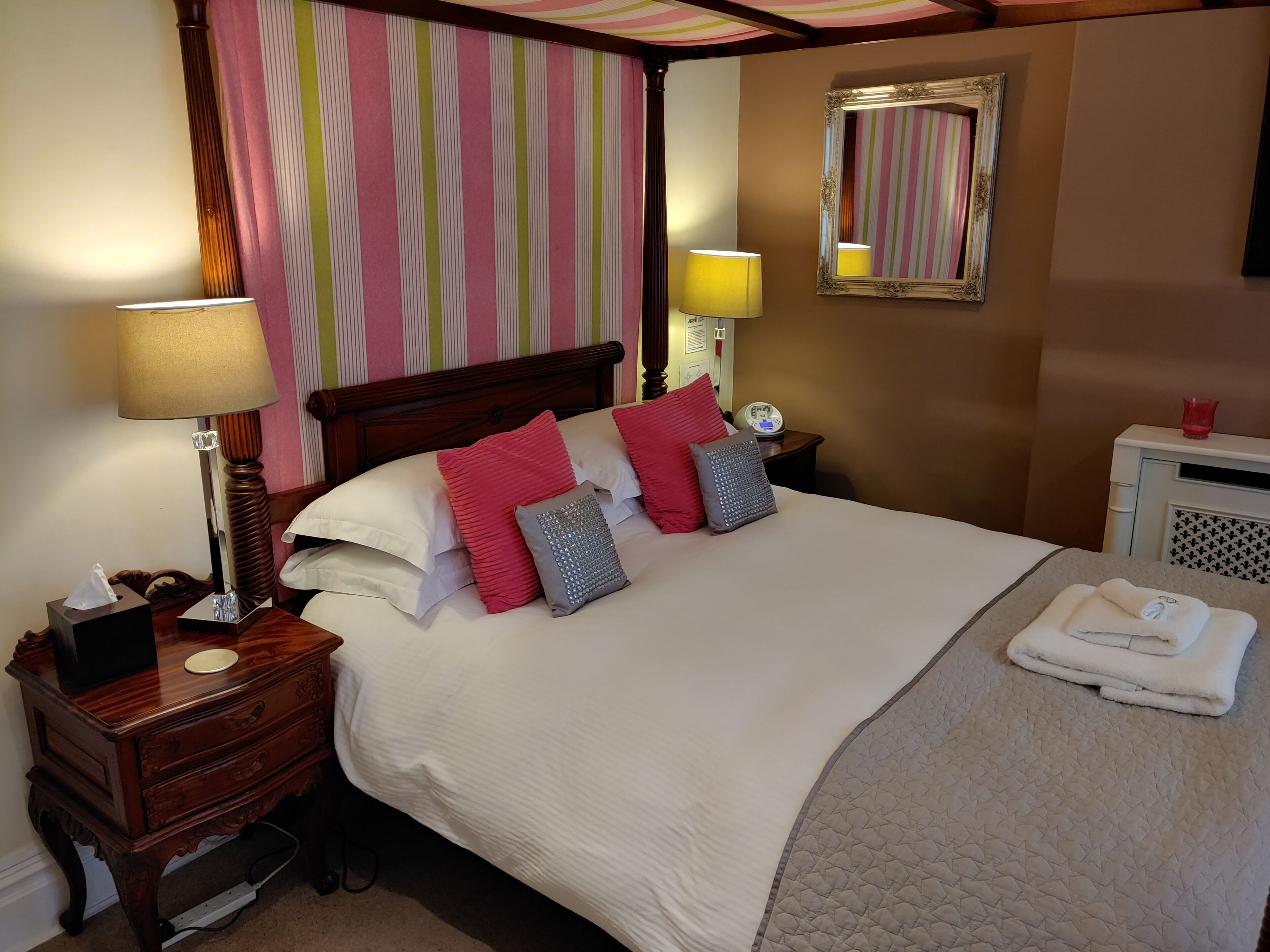 Photo - The Bath House Boutique B&B - IN-ROOM Breakfast - FREE parking