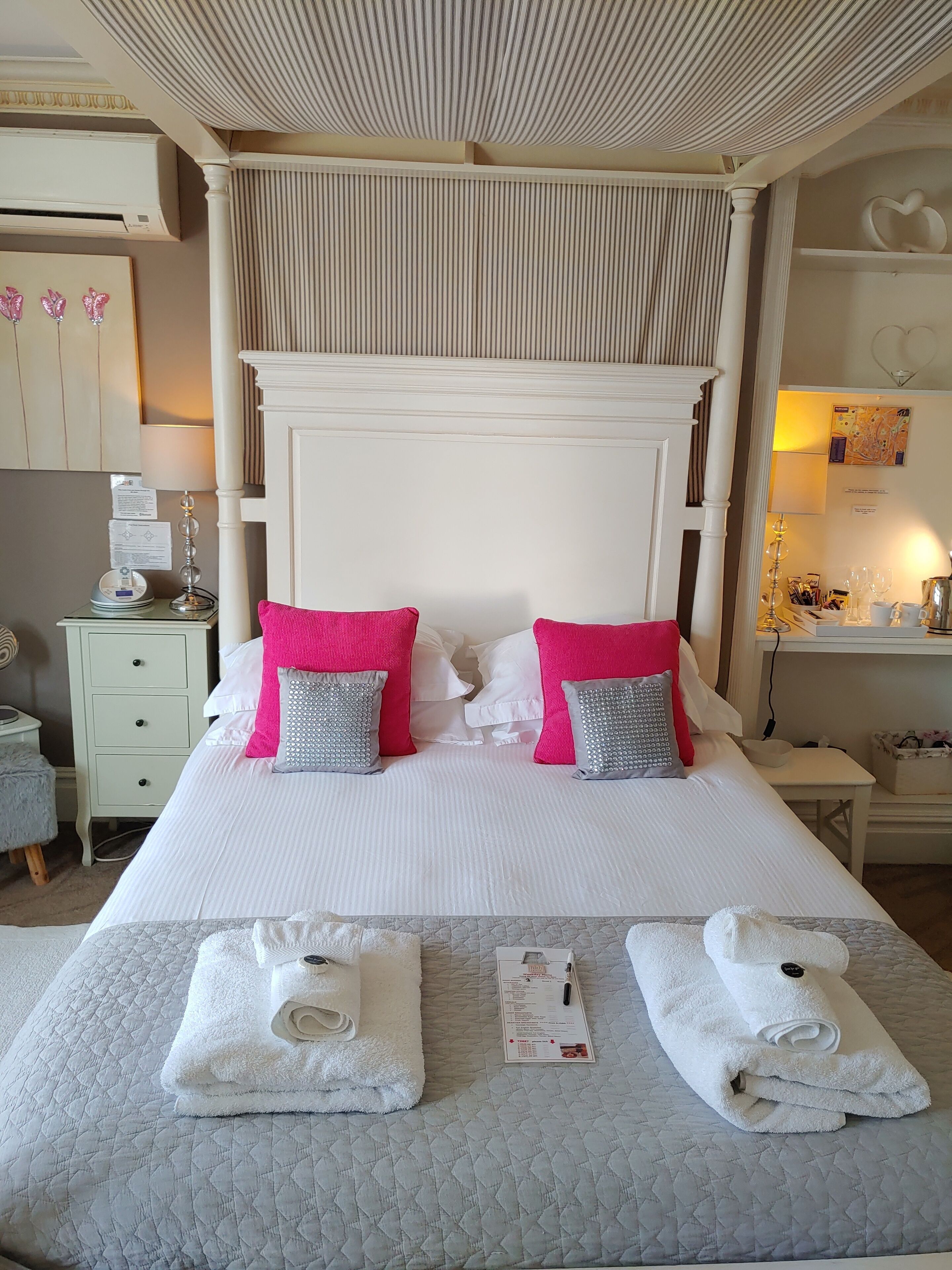 Dobbeltrom – premium (Four Poster) | Sengetøy av topp kvalitet, memory foam-senger og individuelt dekorert