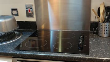 Refrigerador con freezer, microondas, horno, placa de cocina