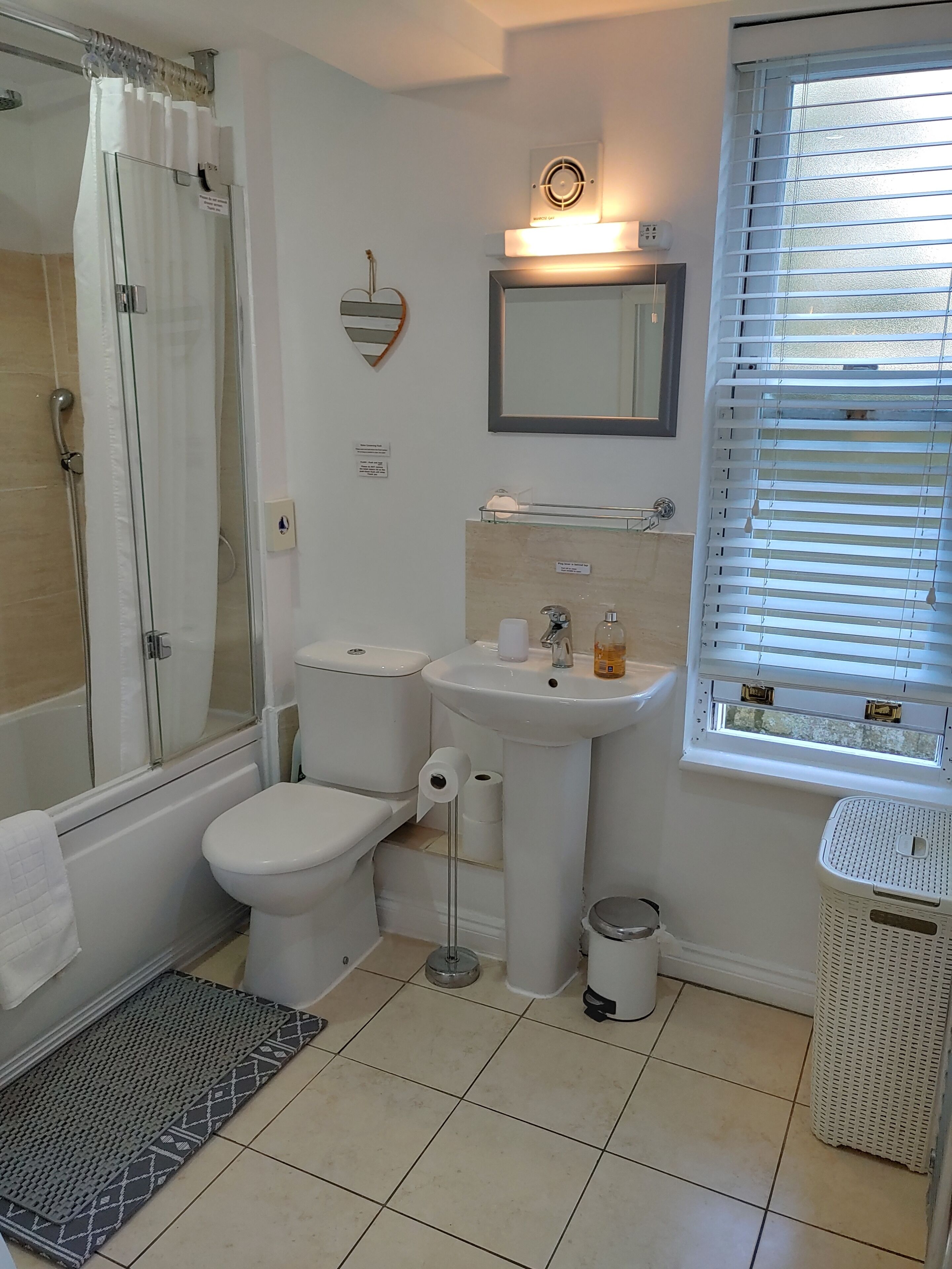 Premium Apartment, 1 Bedroom | Bathroom | Combined shower/tub, free toiletries, hair dryer, towels