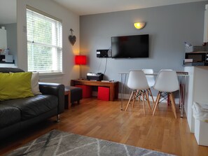 Appartement Premium, 2 chambres | Coin séjour | Télévision à écran plat de 42 pouces avec chaînes numériques, télévision