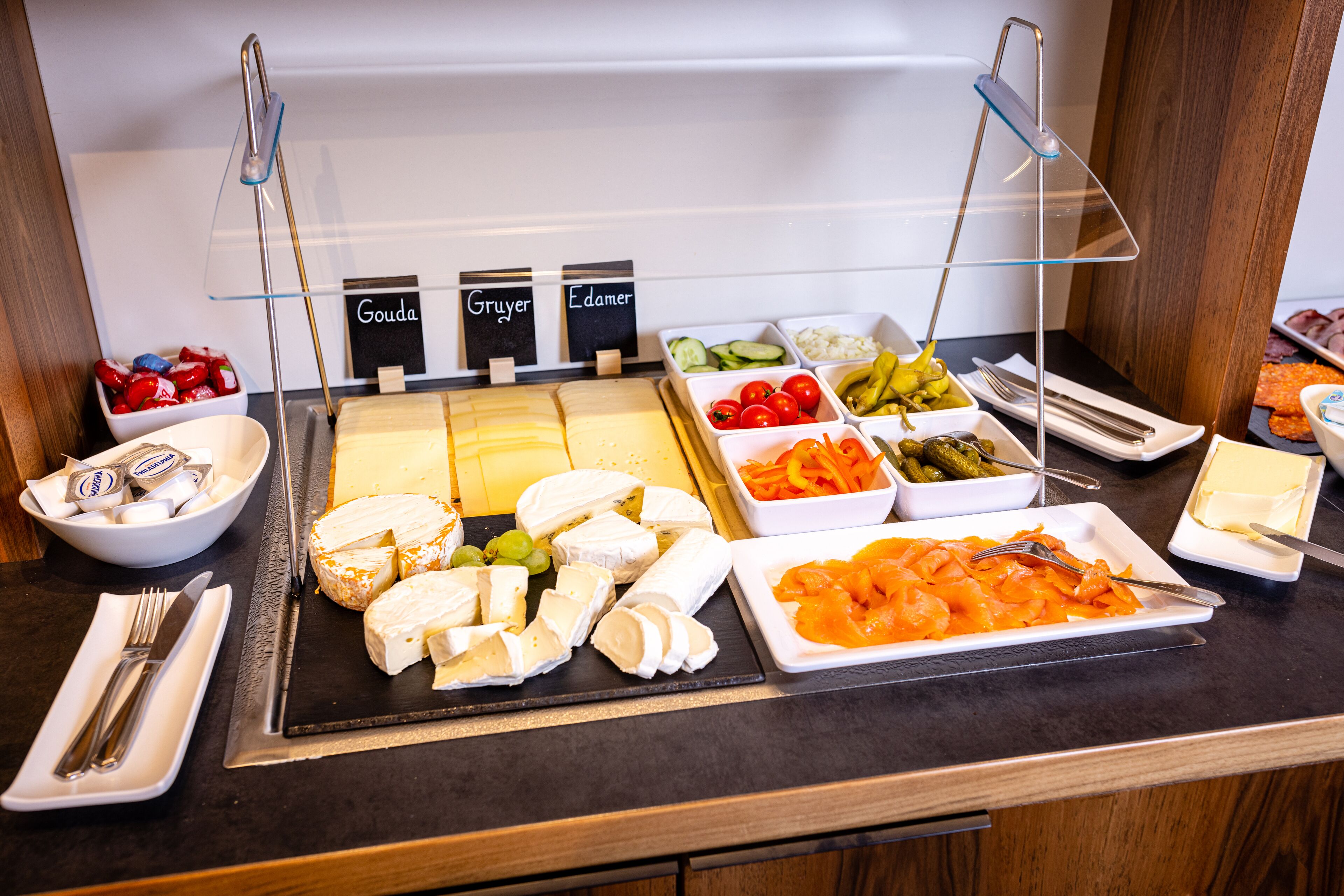 Ein Buffet mit einer Auswahl an Käse, Obst und Gemüse.