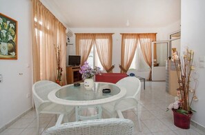 Lobby sitting area - Athena Apartments & Studios (Kithira)