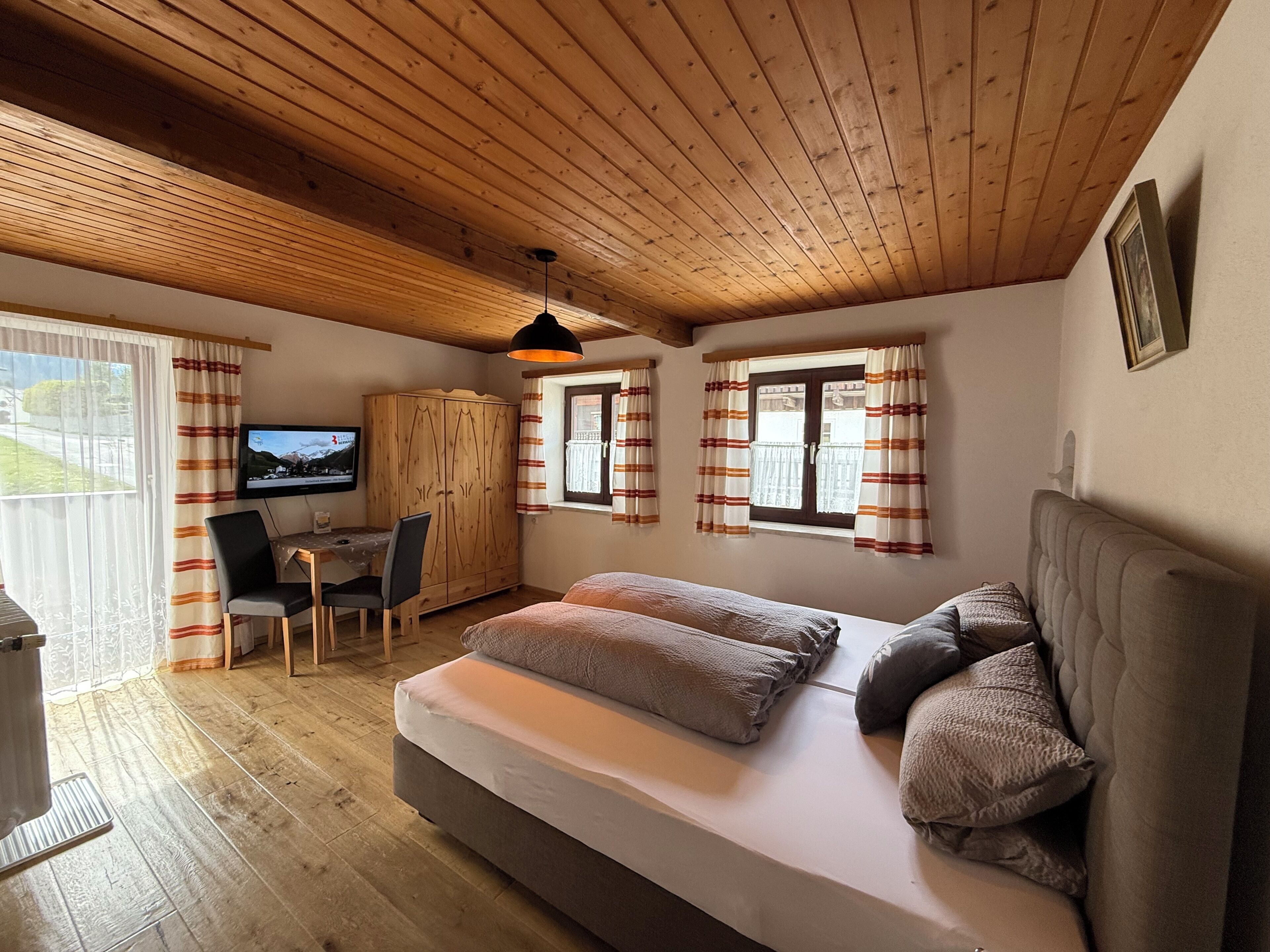 Free WiFi, bed sheets