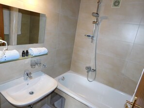 Family Room, Balcony | Bathroom | Hair dryer, towels - Gästehaus Zugspitzblick (Berwang)