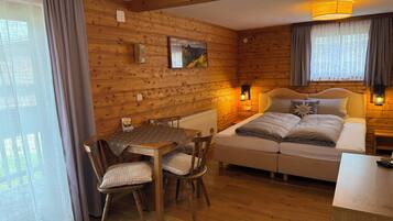 Dreibettzimmer, Balkon | Kostenloses WLAN, Bettwäsche