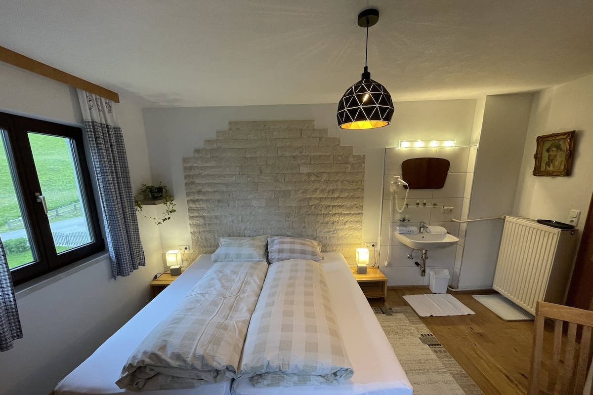 Habitación básica doble de uso individual | Wifi gratis y ropa de cama
