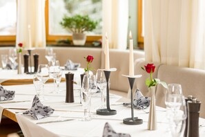 Frokost og middag serveres, internasjonale retter, uteservering 