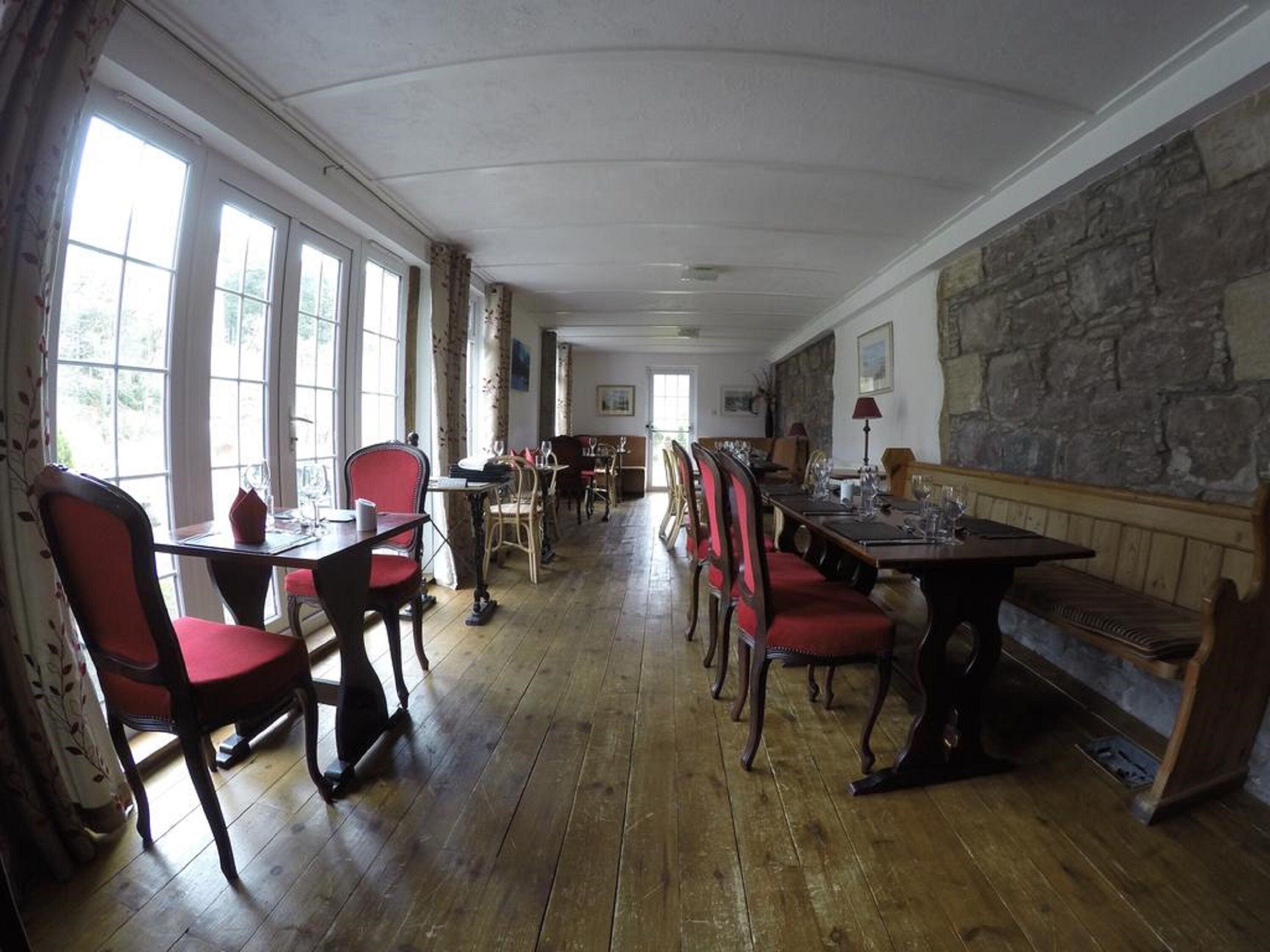 Petit déjeuner en libre-service servi tous les jours en supplément