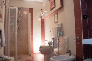 Family Room | Bathroom | Shower, free toiletries, hair dryer, towels - MAISON DEGAS dimora de charme (Naples)