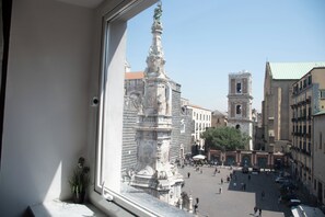 Family Room | In-room safe, desk, laptop workspace, blackout drapes - MAISON DEGAS dimora de charme (Naples)