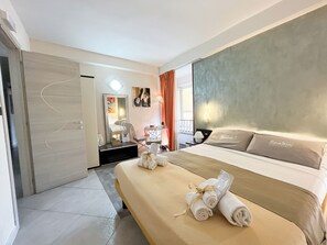 In-room safe, desk, laptop workspace, blackout curtains - MAISON DEGAS dimora de charme (Naples)