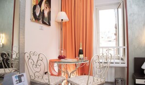 Economy Room | In-room safe, desk, laptop workspace, blackout drapes - MAISON DEGAS dimora de charme (Naples)