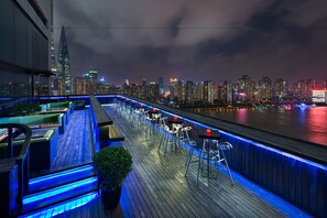 3 restaurants; breakfast, lunch and dinner served  - Hotel Indigo Shanghai on The Bund by IHG (Shanghai)
