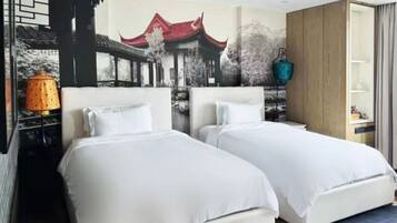 Cubrecamas, minibar y caja de seguridad en la habitación