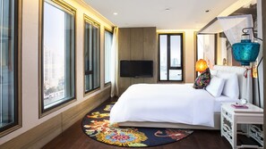 Edredón, minibar y caja de seguridad en la habitación