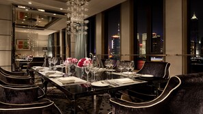 Suite de diseño | Edredones de plumas, minibar, caja fuerte y decoración individual