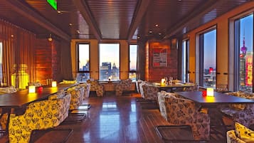 3 restaurants servant le petit déjeuner, spécialités Cuisine asiatique
