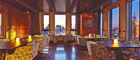 3 か所のレストラン、朝食、ランチ、ディナーに営業 (アジア料理)