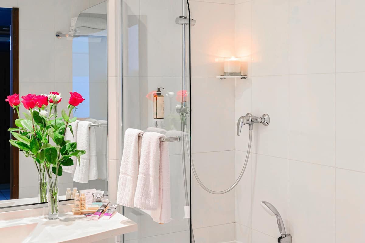 superior twin room, 2 single beds | premium bedding, minibar, in-room safe, desk