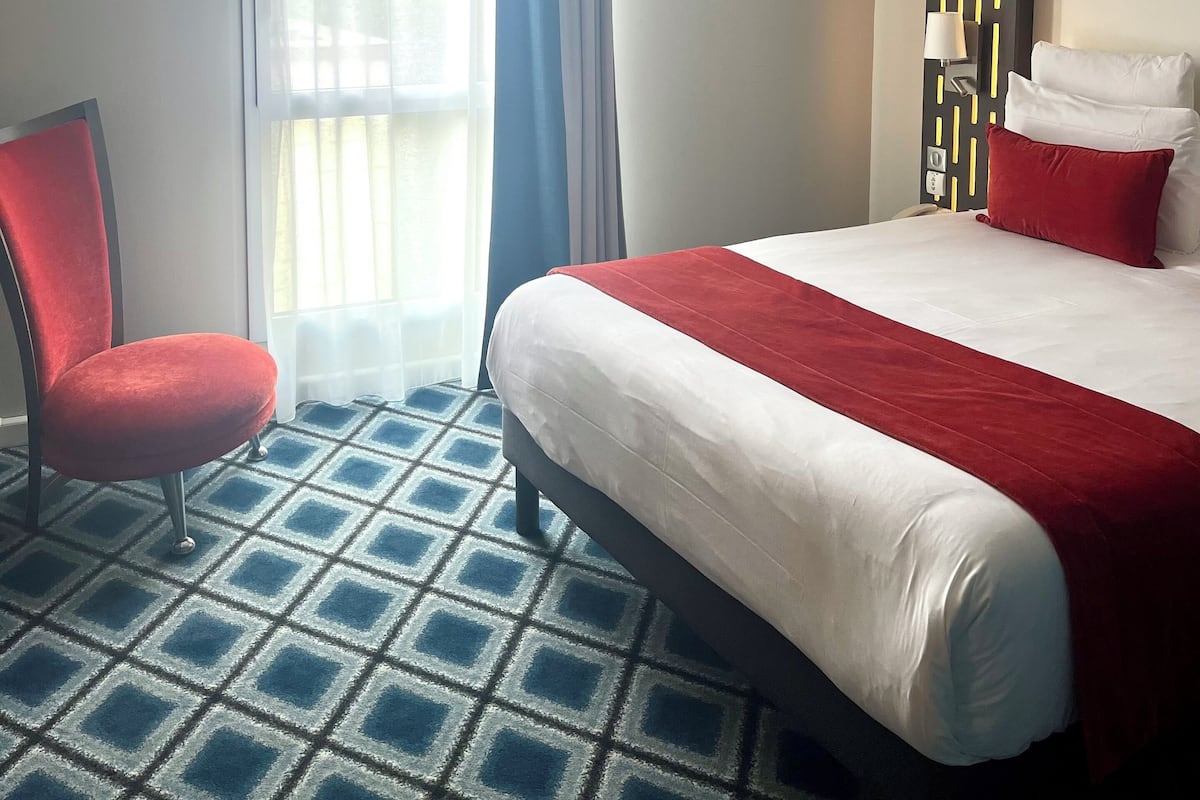 Comfort Room, 1 Double Bed, Accessible | Premium bedding, minibar, in-room safe, desk
