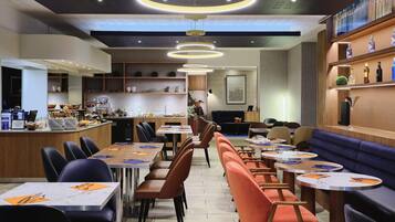 Petit déjeuner buffet (18 EUR par personne)