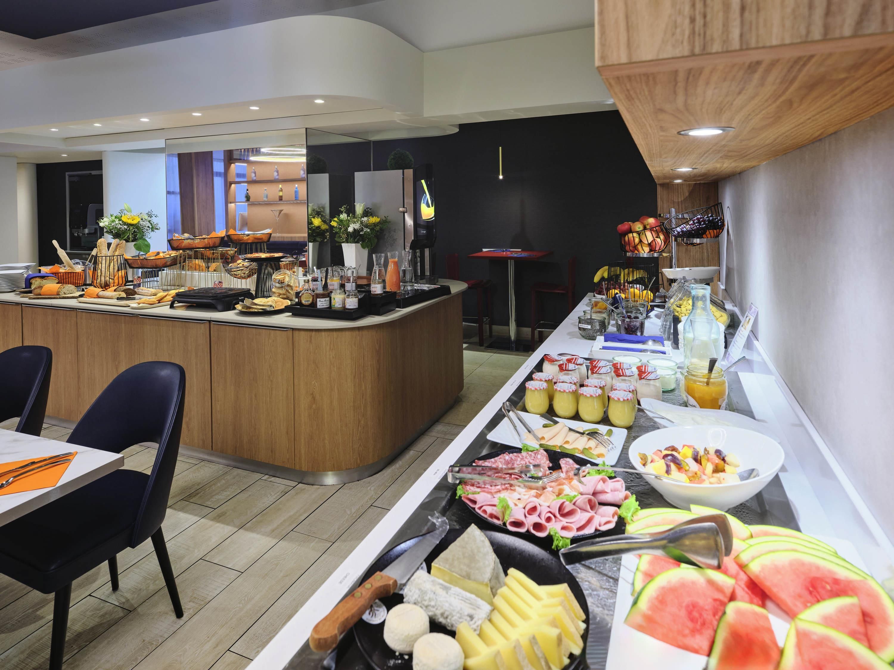 Un buffet proposant une variété de plats et de boissons.