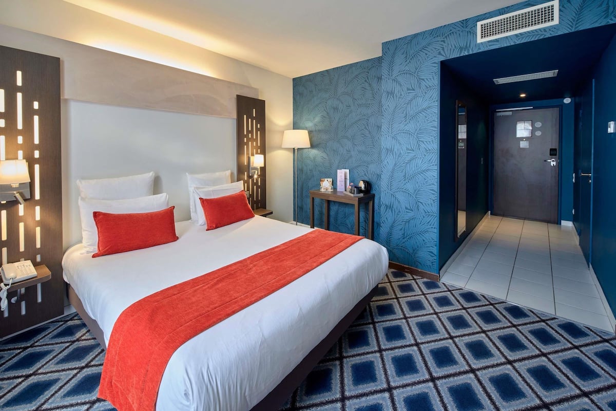 Premium bedding, minibar, in-room safe, desk