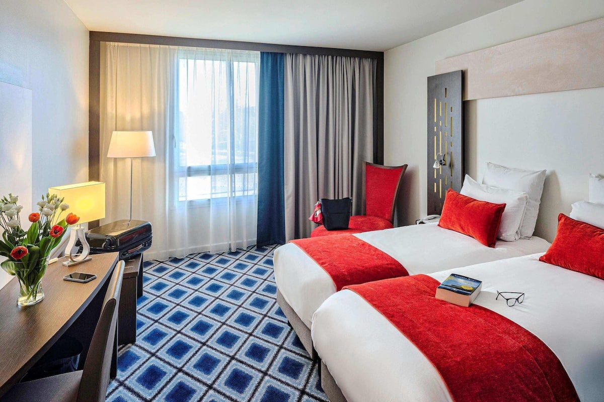 Kahden hengen superior-huone (kaksi sänkyä), 2 yhden hengen sänkyä | Ylelliset vuodevaatteet, minibaari, tallelokero huoneessa, työpöytä