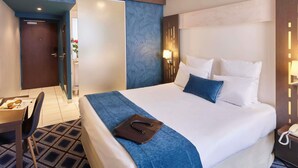 A hotel room with a bed, a desk, and a chair. - Mercure Chartres Centre Cathédrale (Chartres)