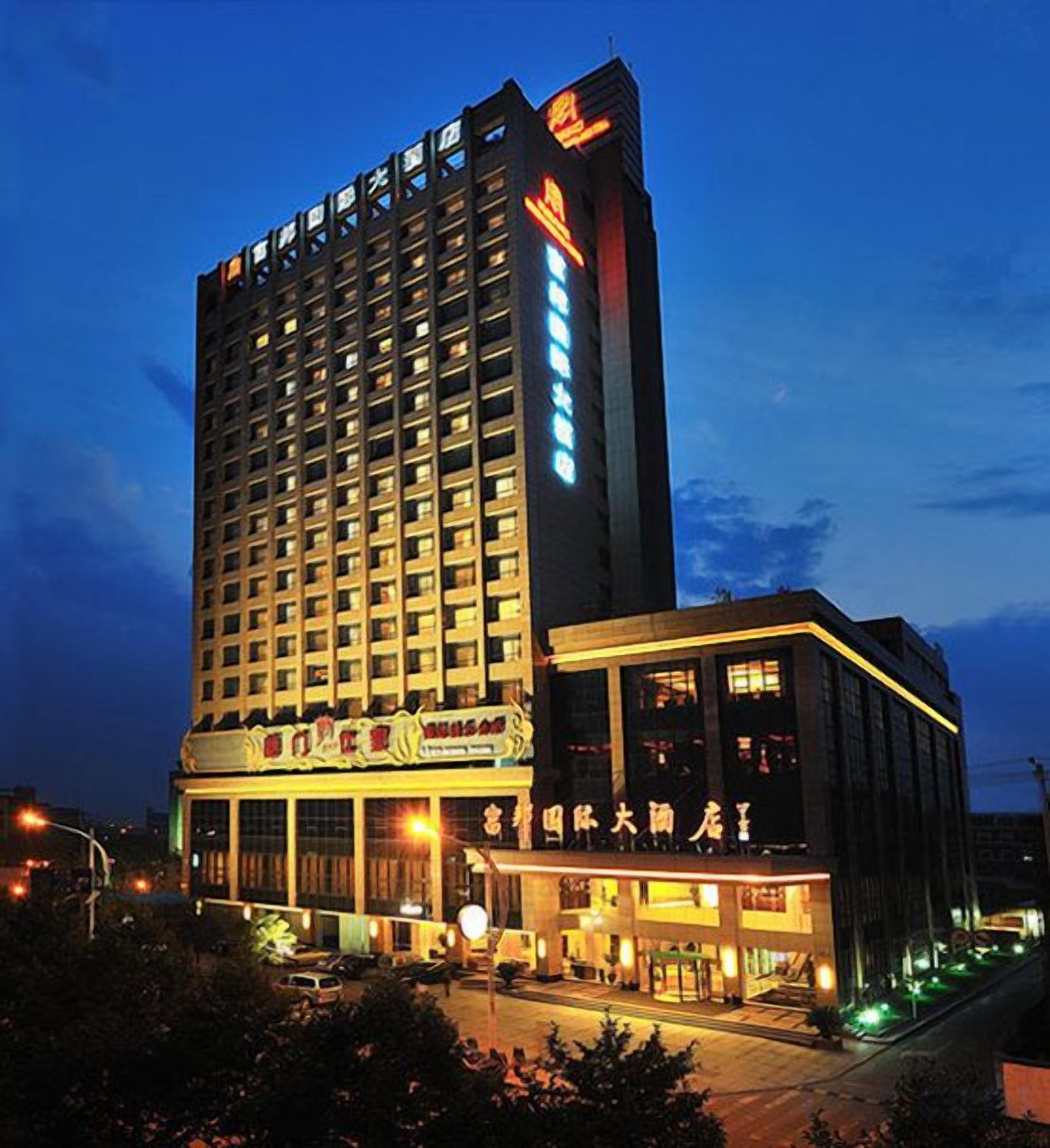 A multi-story hotel with a prominent sign and a separate entrance building.