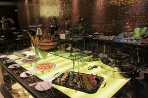 A buffet with various food items and a glass display case. - Fubang International Hotel (Hangzhou)