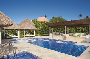 4 piscinas al aire libre, cabañas de piscina (de pago), sombrillas