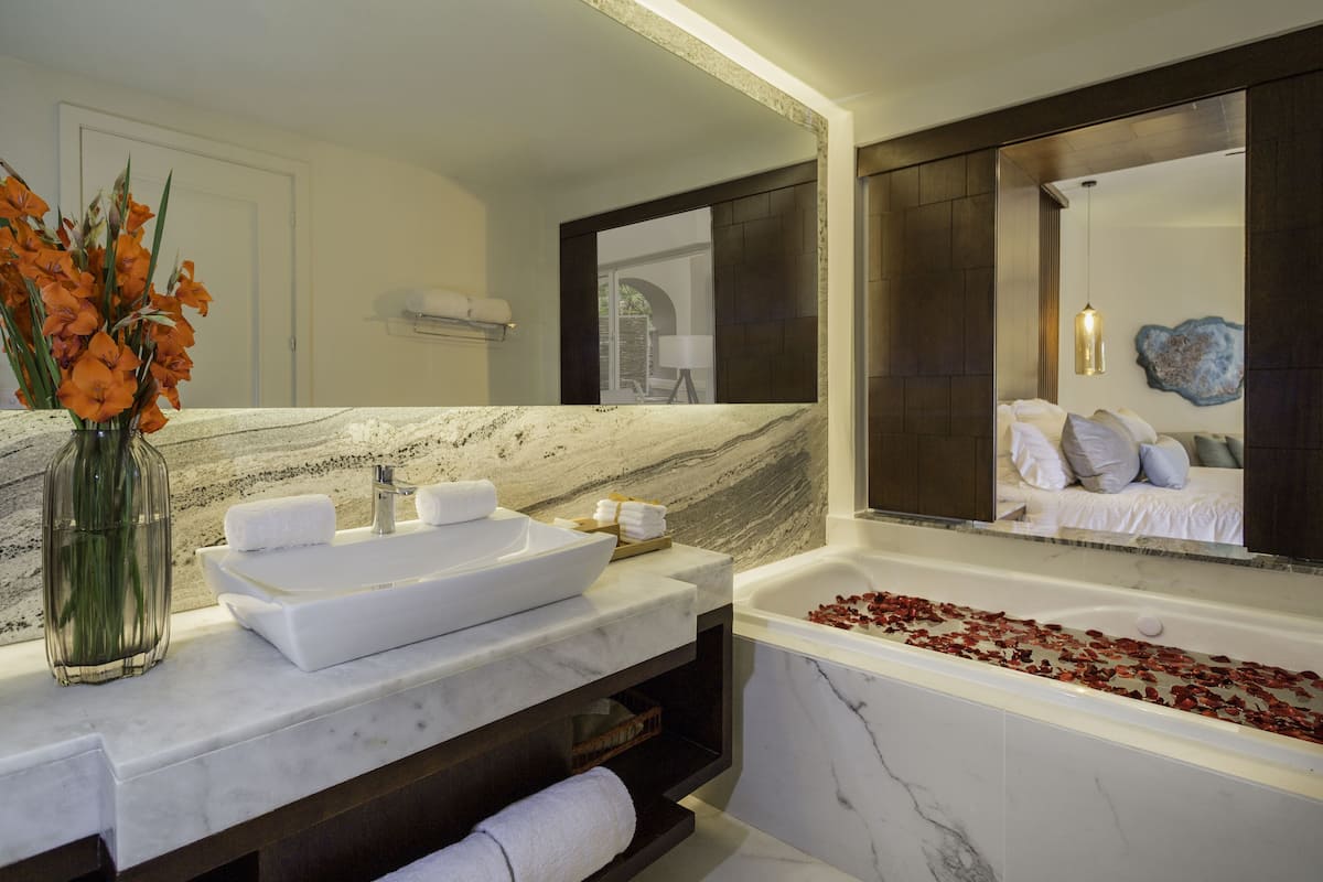 1 bedroom, premium bedding, down comforters, free minibar