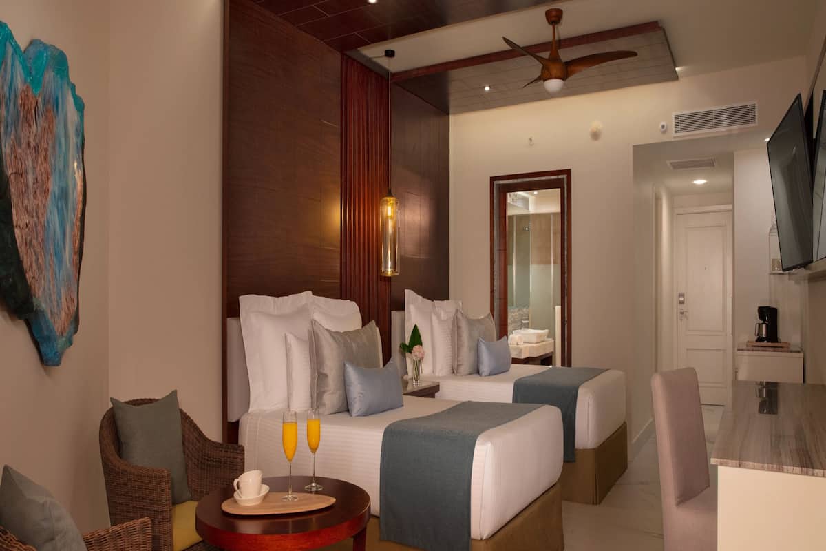 1 bedroom, premium bedding, down comforters, free minibar