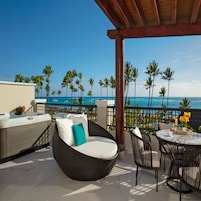 Preferred Club Master Suite Ocean Front | Premium bedding, down comforters, free minibar, in-room safe