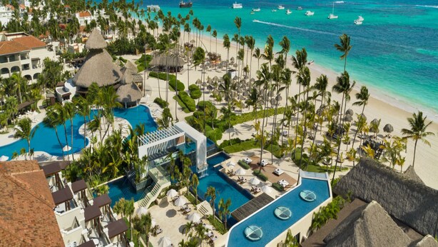 Ein Resort mit großem Pool, Strand und Meerblick.