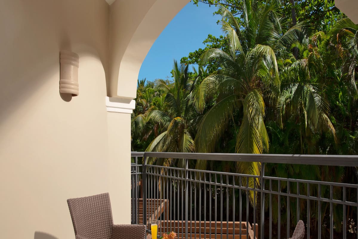 1 bedroom, premium bedding, down comforters, free minibar