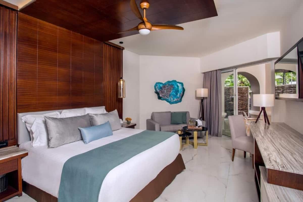 1 bedroom, premium bedding, down comforters, free minibar