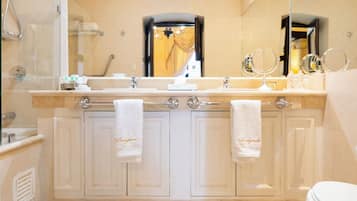 Deluxe Suite, 1 King Bed | Bathroom | Combined shower/tub, hydromassage showerhead, free toiletries