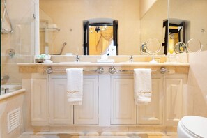 Deluxe Suite, 1 King Bed | Bathroom | Combined shower/tub, hydromassage showerhead, free toiletries